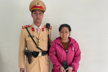 Cảnh sát giao thông bắt "nữ quái" cướp điện thoại