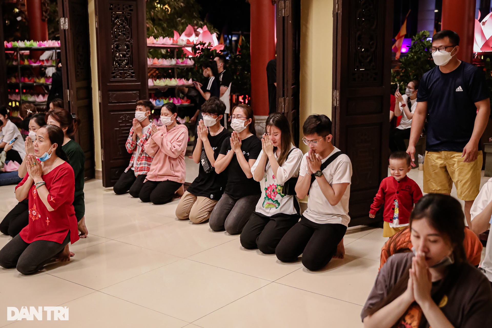 Ngôi chùa trang trí hơn 1.500 lồng đèn thu hút người dân ở TPHCM - 10 Ngôi chùa trang trí hơn 1.500 lồng đèn thu hút người dân ở TPHCM - 10