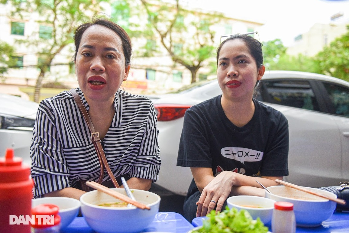 Quán bún cá cay ngày bán 1.300 bát, dùng cả tạ nguyên liệu ở Hải Phòng - 11 Quán bún cá cay ngày bán 1.300 bát, dùng cả tạ nguyên liệu ở Hải Phòng - 11