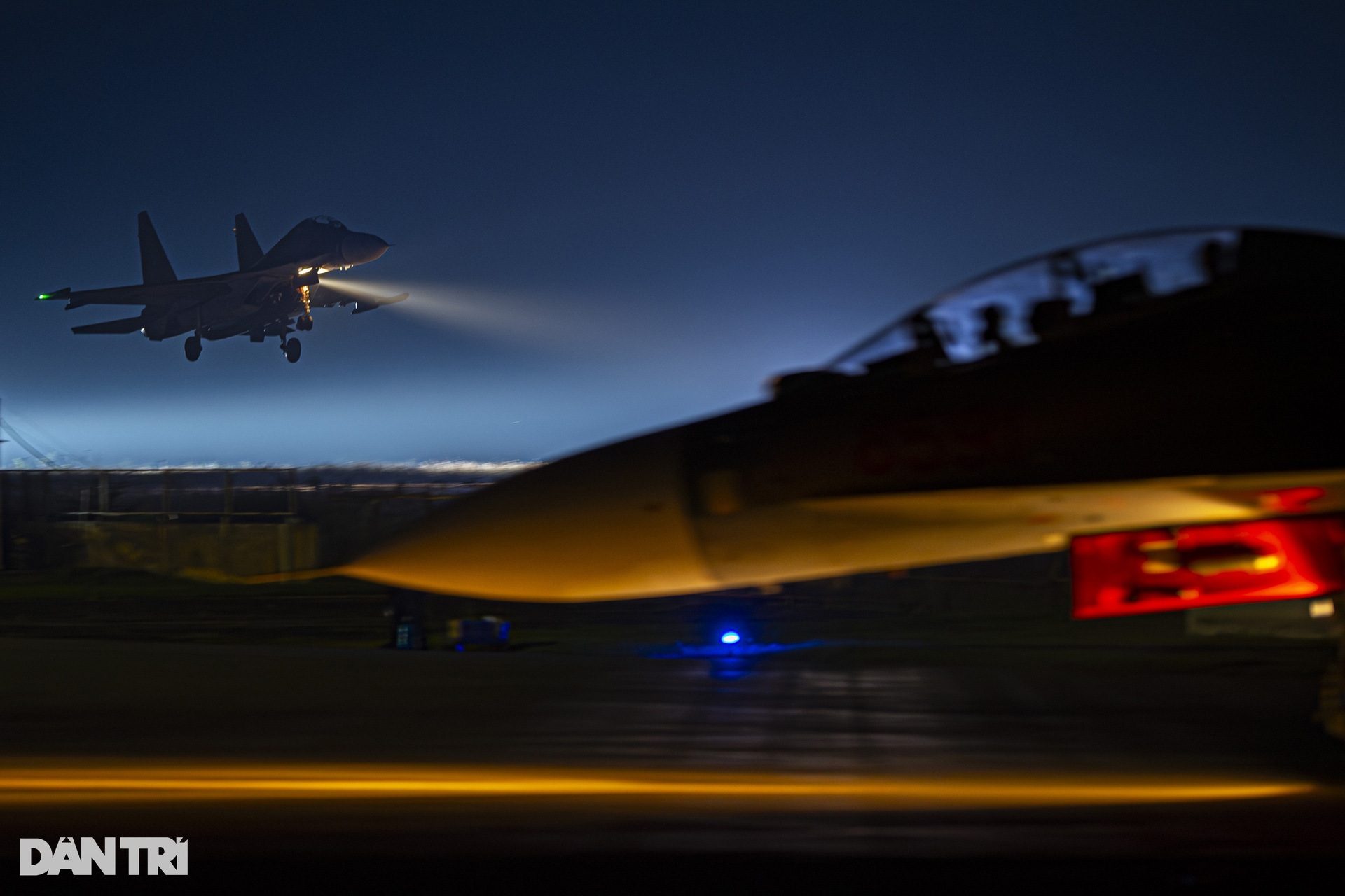 Chiêm ngưỡng hổ mang chúa SU-30MK2 xuất kích huấn luyện bay đêm - 14 Chiêm ngưỡng hổ mang chúa SU-30MK2 xuất kích huấn luyện bay đêm - 14