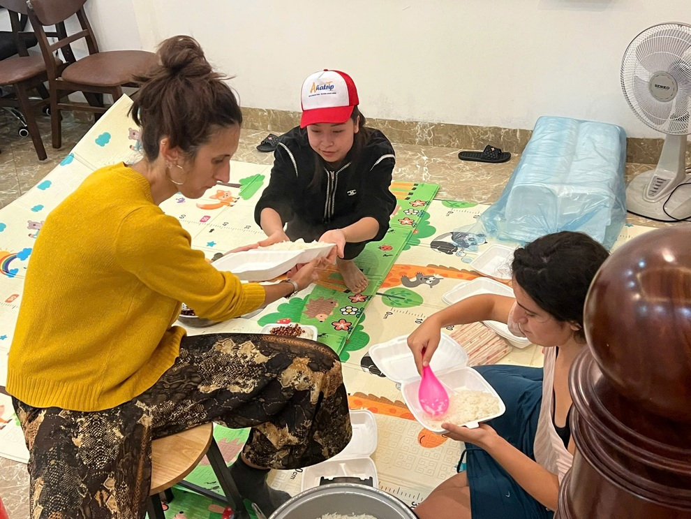 서양인 관광객 그룹은 하장(Ha Giang)의 동네 전체를 청소하는 데 도움을 주었고, 오전 4시까지 진흙을 쓸어냈습니다. Nhóm khách Tây giúp cả xóm ở Hà Giang dọn nhà, quét bùn đất tới 4h sáng - 3