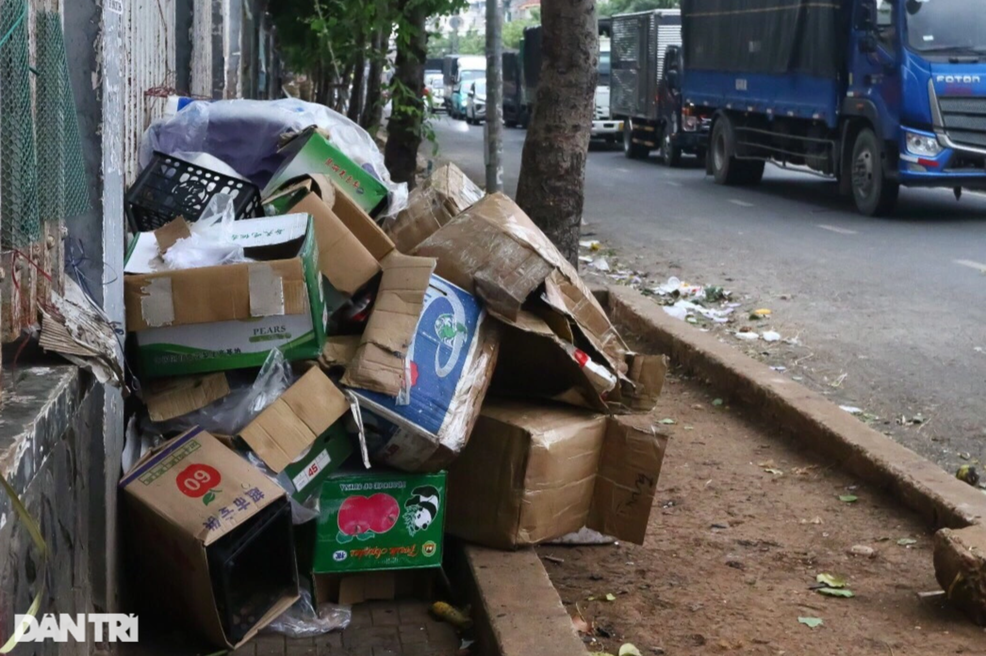 Rác thải tràn lan trên nhiều tuyến đường ở TPHCM - 7 Rác thải tràn lan trên nhiều tuyến đường ở TPHCM - 7