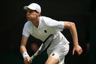 Sinner thắng nhanh, Djokovic vượt qua khó khăn thể chất tại Wimbledon