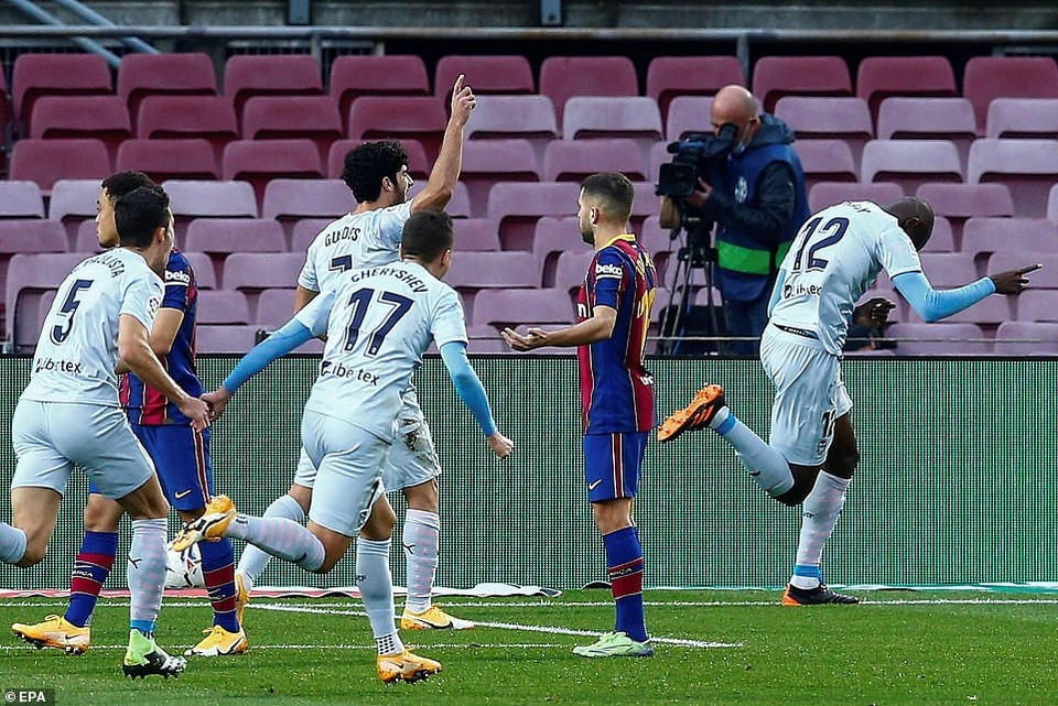 Messi san bằng kỷ lục của Pele, Barcelona vẫn bị Valencia cầm hòa - 3 Messi san bằng kỷ lục của Pele, Barcelona vẫn bị Valencia cầm hòa - 3