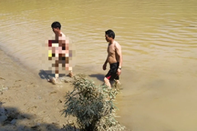 2 cháu bé đuối nước khi tắm sông