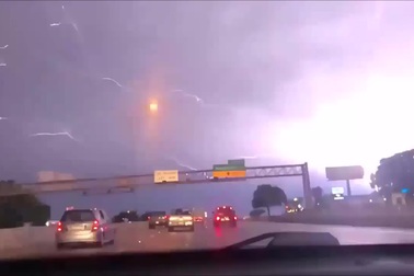 Chùm tia sét khổng lồ làm rực sáng cả bầu trời đêm