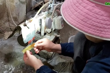 Thợ chế tác sừng trâu chia sẻ