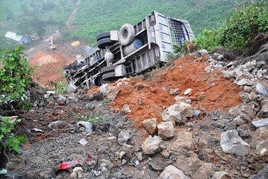 2 xe tải lao xuống vực sâu