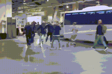 Bị tước đai, “gã điên” McGregor nổi giận tấn công đồng nghiệp