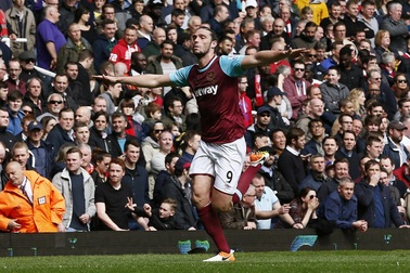 Carroll mất 10 phút để hoàn thành hat-trick vào lưới Arsenal