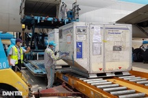 Cận cảnh lô vắc xin Covid-19 đầu tiên về Việt Nam