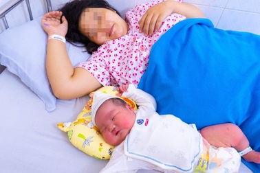 Bà mẹ quê Hà Nội sinh bé "mèo vàng" nặng hơn 6kg, nguy cơ vỡ tử cung