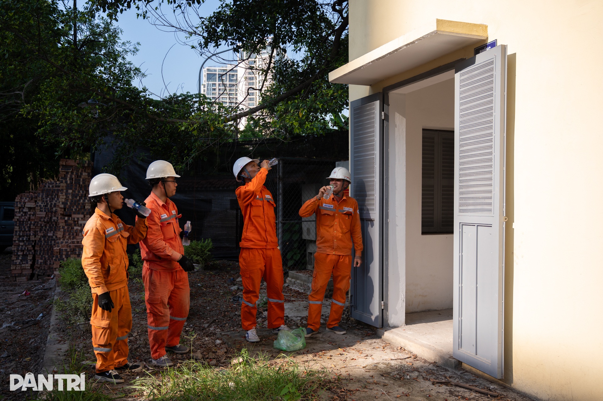 Dưới nắng như thiêu, thợ điện Hà Nội xuyên trưa xử lý các nguy cơ gây sự cố - 6
