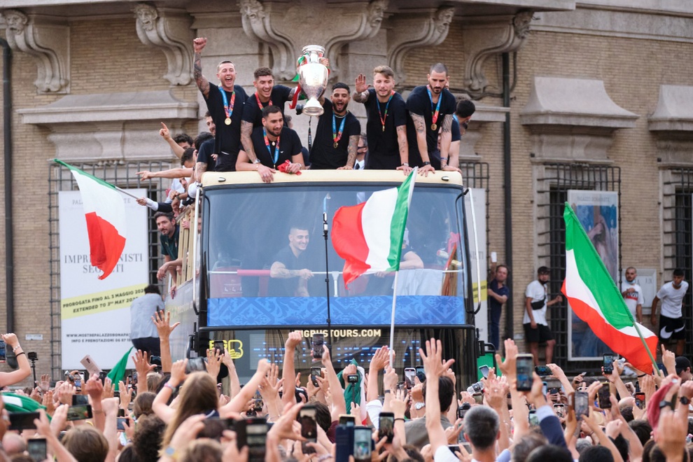 Choáng ngợp với cảnh biển người ăn mừng trong lễ diễu hành của tuyển Italia - 12 Choáng ngợp với cảnh biển người ăn mừng trong lễ diễu hành của tuyển Italia - 12