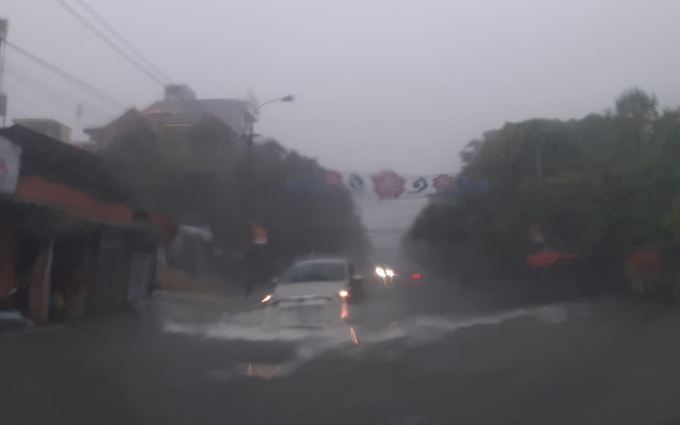 Thành phố Hà Tĩnh: Mưa lớn, nhiều tuyến đường phố biến thành &quot;sông&quot; 