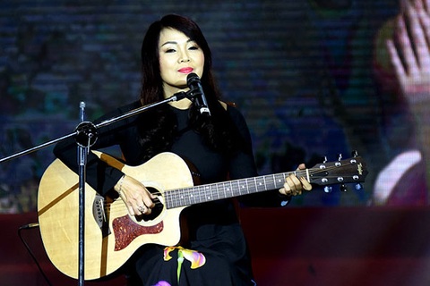 Xúc động chương trình nghệ thuật “Màu hoa đỏ”