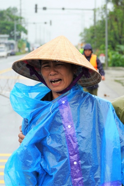 Đưa người quá cố đi hỏa táng giữa mênh mông nước lũ