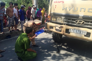 Bé gái hoảng loạn chứng kiến cha mẹ chết thảm dưới gầm xe ben