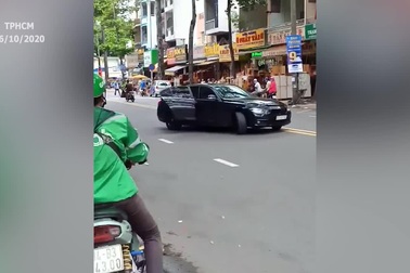 Thanh niên cầm gậy đập ô tô BMW gây náo loạn đường phố