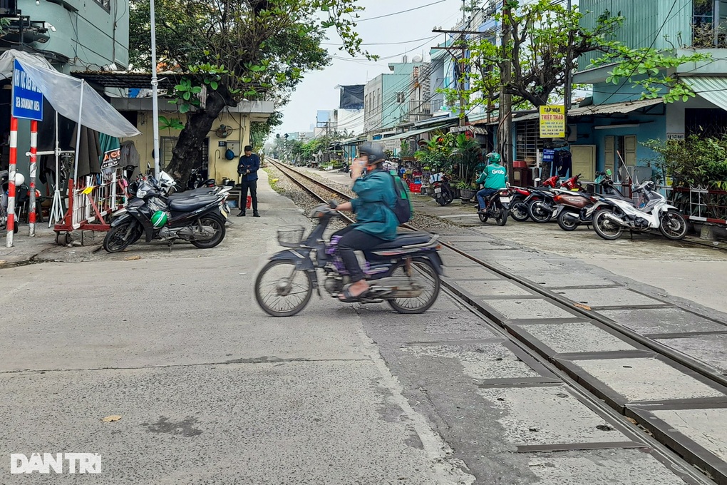 Triệu tập 3 đối tượng hành hung nữ gác chắn tàu - 2 Triệu tập 3 đối tượng hành hung nữ gác chắn tàu - 2