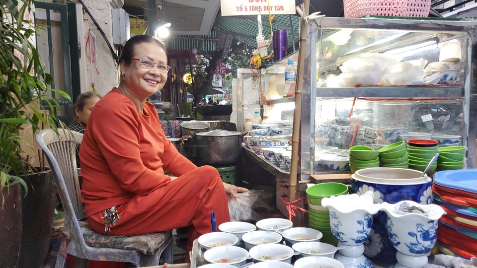 Hà Nội: Quán ốc đông khách của bà chủ chỉ dùng nụ cười, cử chỉ khi bán hàng - 4 Hà Nội: Quán ốc đông khách của bà chủ chỉ dùng nụ cười, cử chỉ khi bán hàng - 4