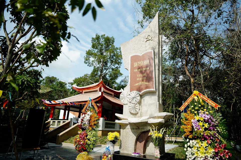 Khoác áo mới cho nhà bia kỷ niệm Ban Tuyên huấn Trung ương Cục miền Nam - 2 Khoác áo mới cho nhà bia kỷ niệm Ban Tuyên huấn Trung ương Cục miền Nam - 2
