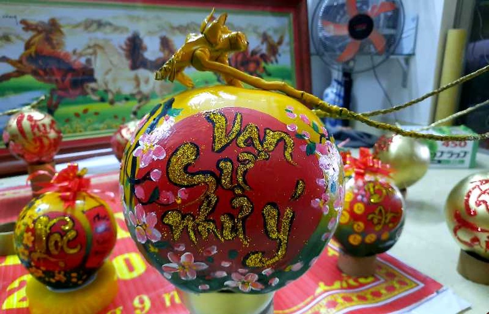 Thầy giáo 8X “gây sốt” bằng vẽ thư pháp trên mâm ngũ quả ngày Tết - 14 Thầy giáo 8X “gây sốt” bằng vẽ thư pháp trên mâm ngũ quả ngày Tết - 14