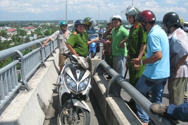 Bỏ lại xe máy, iPhone, thiếu nữ nhảy cầu tự vẫn