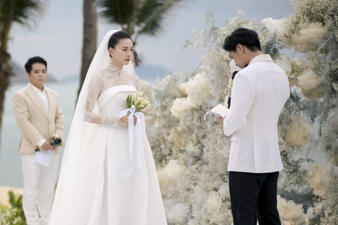 Ngô Thanh Vân bật khóc, tình tứ hôn chú rể trong lễ cưới xa hoa - 5 Ngô Thanh Vân bật khóc, tình tứ hôn chú rể trong lễ cưới xa hoa - 5