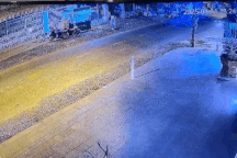 Xe máy chạy "xé gió" tông trực diện ô tô khách ở Long An