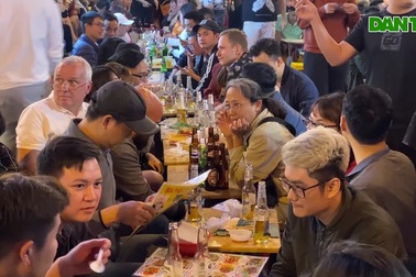 Phố Tây Hà Nội đông đúc trở lại như chưa hề có Covid-19