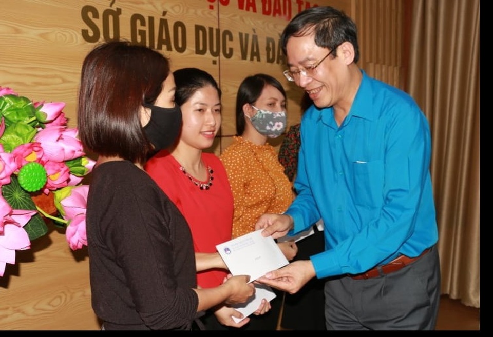 Công đoàn Giáo dục Việt Nam trao quà hỗ trợ đến các giáo viên Nghệ An - 2 Công đoàn Giáo dục Việt Nam trao quà hỗ trợ đến các giáo viên Nghệ An - 2