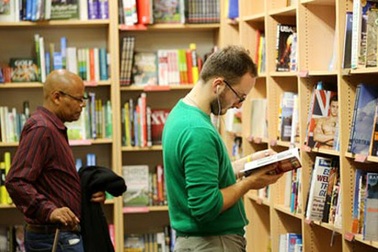 Mua sách cũ, vô tình “nhặt” được tiền