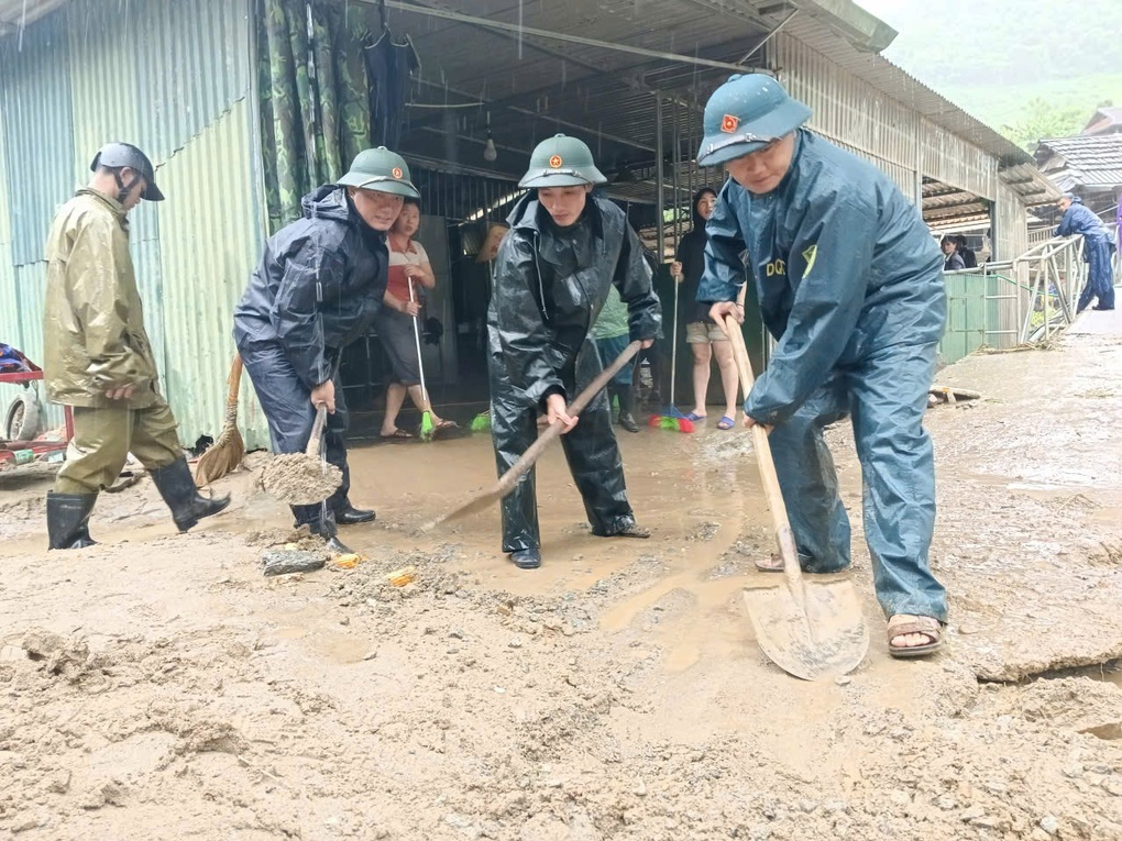 Bộ đội, công an căng mình giúp dân khắc phục hậu quả bão Kajiki - 5 Bộ đội, công an căng mình giúp dân khắc phục hậu quả bão Kajiki - 5