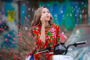 Khánh Ngân xinh đẹp đến ngẩn ngơ trong tiết xuân Hà Nội