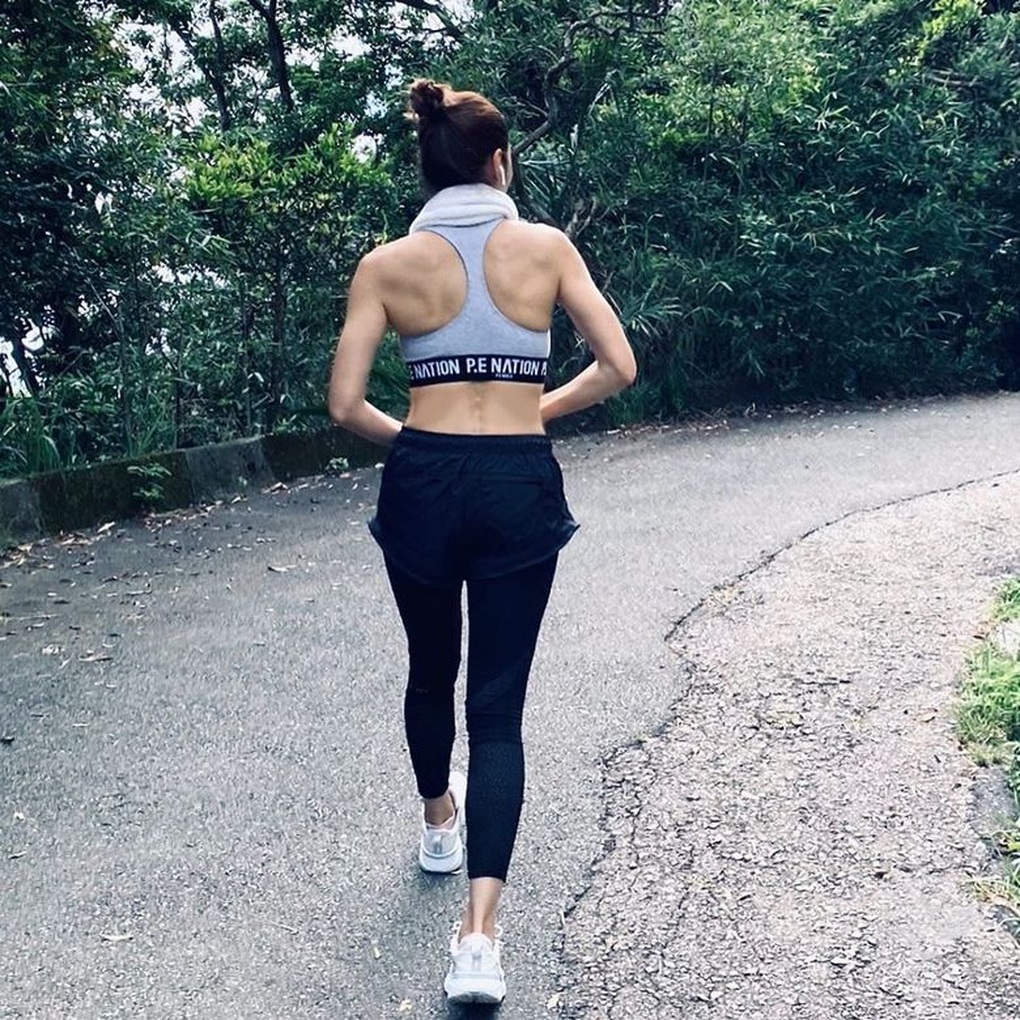 Hoa đán Lê Tư khiến fan lo lắng khi chống nạng, ngồi xe lăn - 4