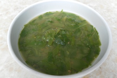 Mát ruột ngày hè với canh cua đồng lá lủi