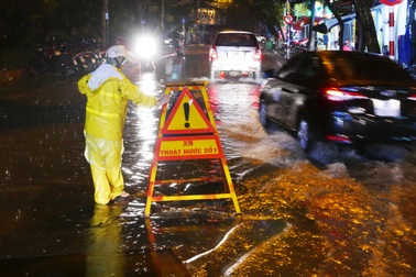 Phố cổ Hà Nội ngập sau cơn mưa lớn