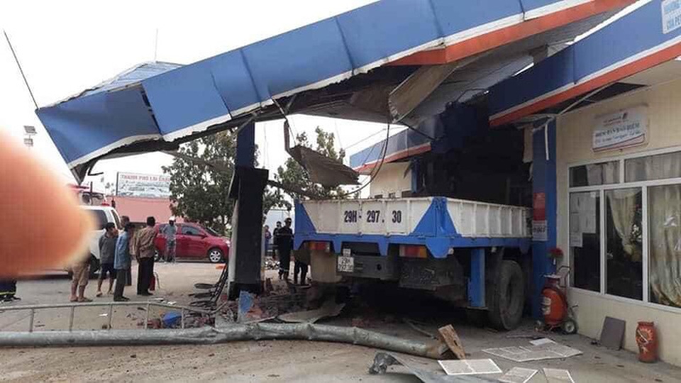 Xe tải cẩu tông sập cây xăng, 1 người chết, 5 người bị thương - 1 Xe tải cẩu tông sập cây xăng, 1 người chết, 5 người bị thương - 1