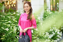 Vợ NSND Công Lý duyên dáng giữa hàng nghìn đóa loa kèn