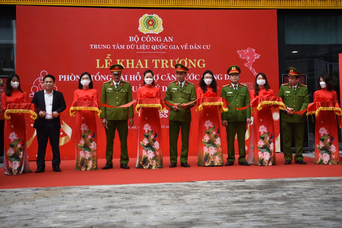 Bộ Công an ra mắt Phòng Tổng đài hướng dẫn CCCD và quản lý dân cư - 1 Bộ Công an ra mắt Phòng Tổng đài hướng dẫn CCCD và quản lý dân cư - 1