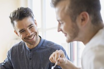 Phải lòng bạn của anh trai và nguy cơ lộ bí mật đồng tính