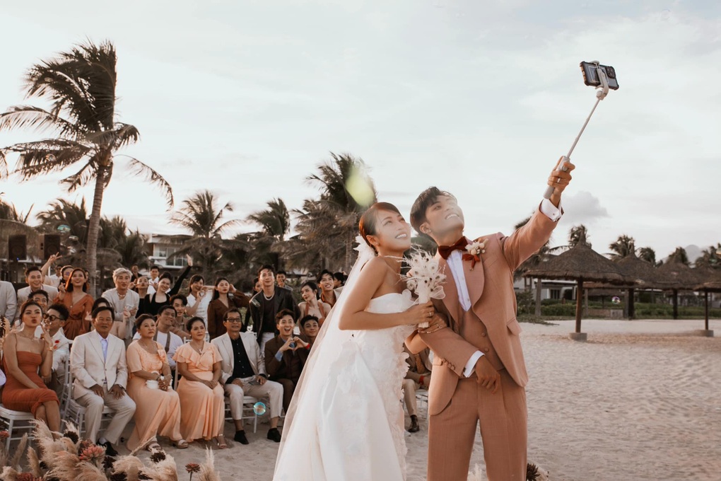 Gin Tuấn Kiệt đã may 6 bộ trang phục cho 3 đám cưới - 6 Gin Tuấn Kiệt đã may 6 bộ trang phục cho 3 đám cưới - 6