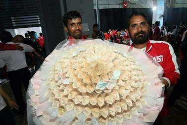 Anh công nhân nghèo nuôi 10 miệng ăn ngã khụyu khi trúng lớn