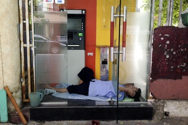 “Màn trời chiếu đất” giữa trưa hè 39 độ C