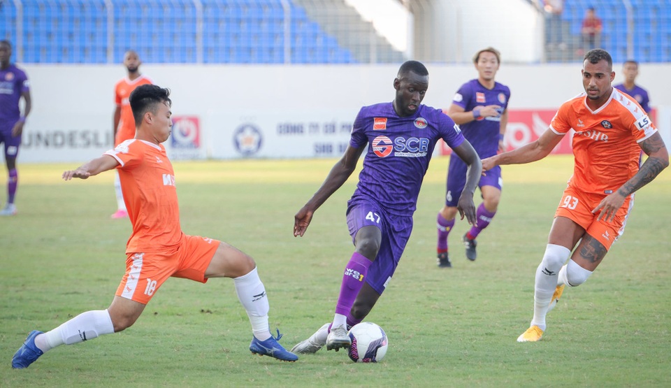 Hà Đức Chinh dự bị, đội bóng của HLV Lê Huỳnh Đức thua Sài Gòn FC - 1 Hà Đức Chinh dự bị, đội bóng của HLV Lê Huỳnh Đức thua Sài Gòn FC - 1