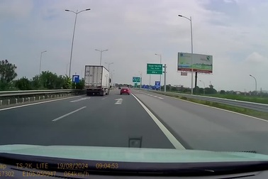 Chuyển làn bất cẩn, ô tô tải đâm xe con xoay ngang trên đường cao tốc