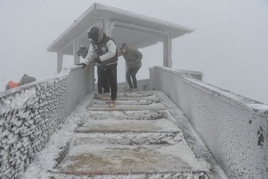Băng giá trắng xóa trên đỉnh Mẫu Sơn