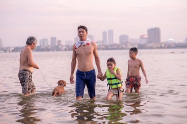 Quá nắng nóng, người Hà Nội kéo ra hồ Tây tắm giải nhiệt