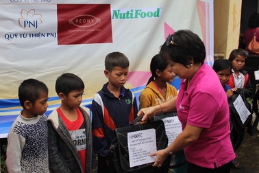 Mang niềm vui cho học sinh nghèo Kon Tum, Quảng Ngãi mùa tựu trường